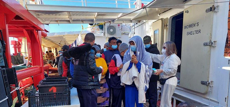 “Ocean Viking”. De Luca: «Bloccare gli sbarchi e quarantena a bordo»