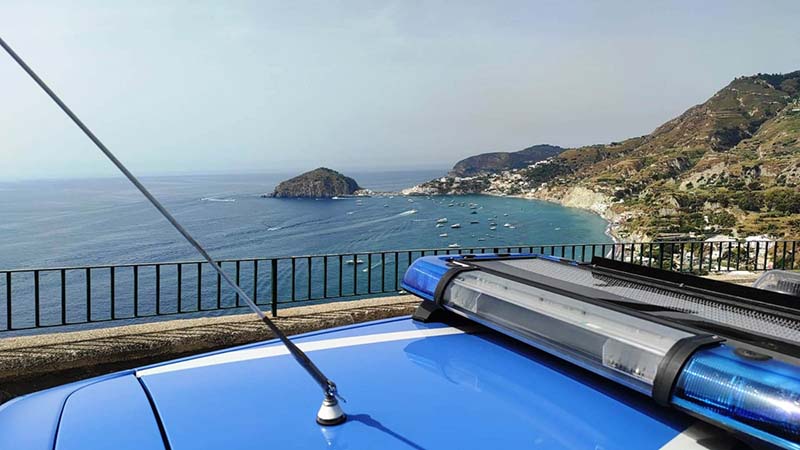 Ischia: senza biglietto inveisce contro i poliziotti. Denunciata