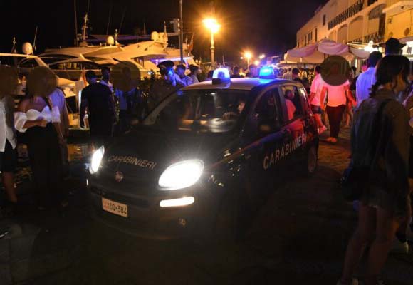 ISCHIA: movida, 19enne arrestato dai carabinieri davanti ad una discoteca. Non voleva essere controllato