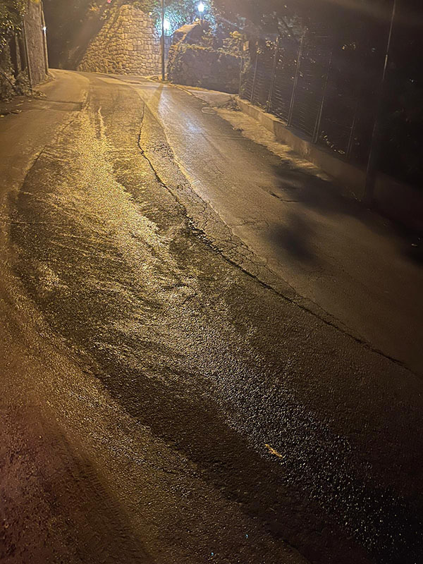 Zaro. Ho rischiato di farmi male con la moto per colpa del percolato sulla strada