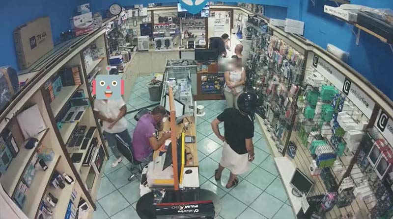 Forio. Tenta di rubare un caricabatterie in negozio ma viene fermato (video)