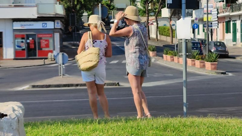 Mancano le pensiline alle fermate dei bus. L’isola d’Ischia peggio del terzo mondo