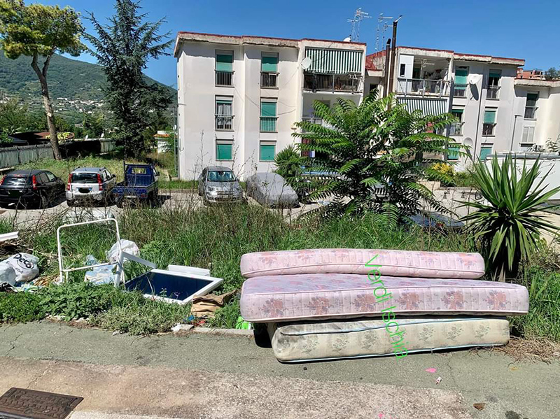 Campagnano, viaggio nel degrado nella zona delle case popolari (video)