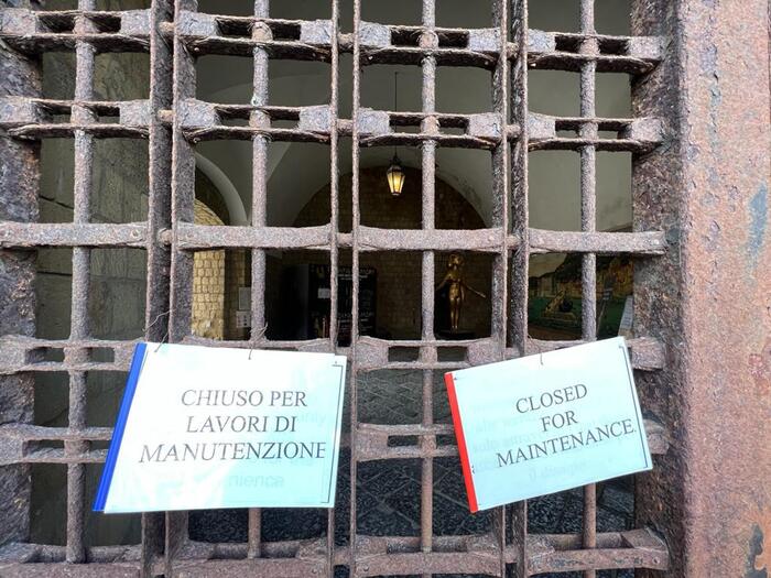 Chiuso di nuovo il Castel dell’Ovo a causa della caduta di pietre