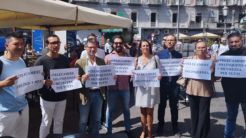Manifestazione a Piazza Trieste e Trento contro la criminalità e la violenza con imprenditori e commercianti