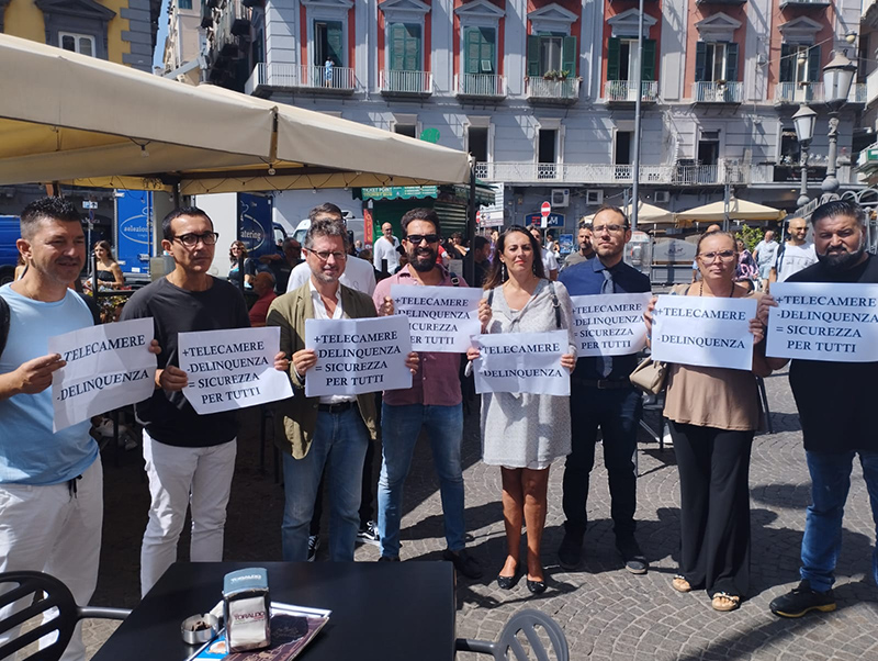 Manifestazione a Piazza Trieste e Trento contro la criminalità e la violenza con imprenditori e commercianti