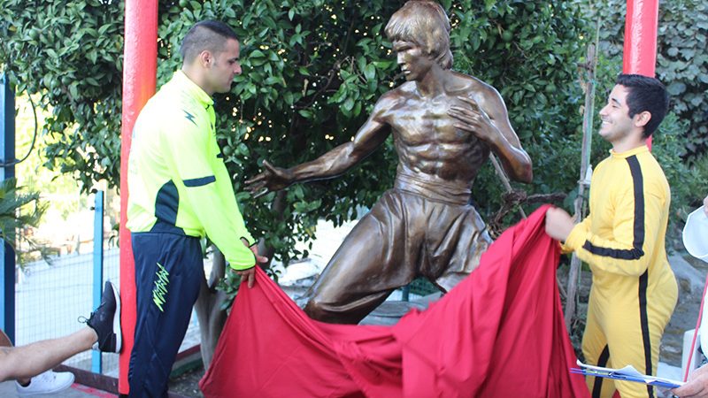 Per la prima volta in Italia e ad Ischia, una statua ad altezza naturale di Bruce Lee