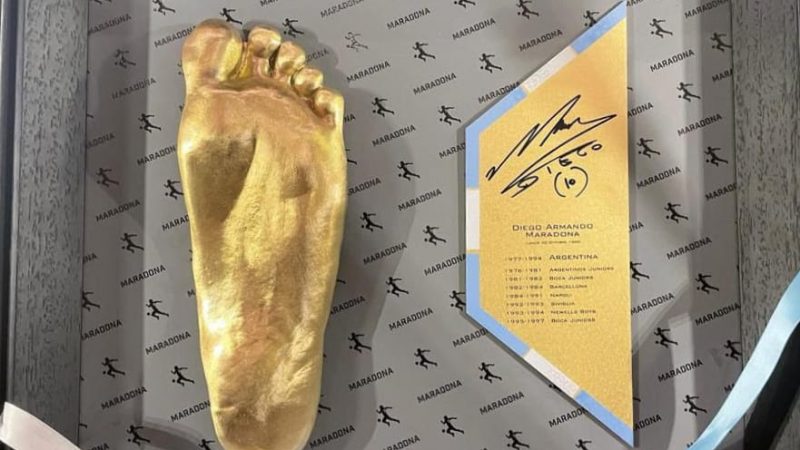 Peppino di Capri riceverà la scultura che riproduce l’orma del piede sinistro di Diego Armando Maradona