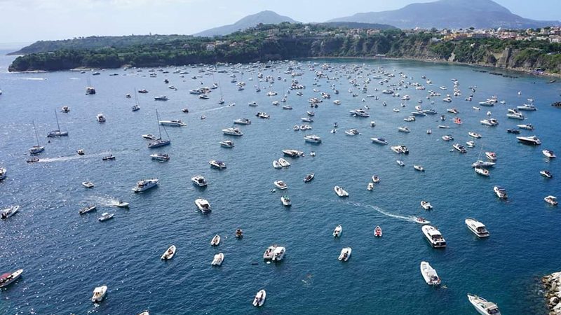 Procida presa d’assalto da centinaia di imbarcazioni
