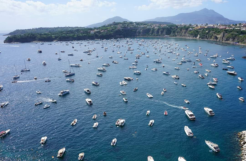 Procida presa d’assalto da centinaia di imbarcazioni