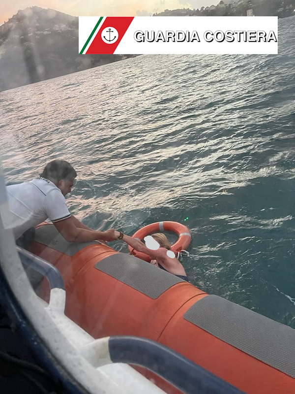 Soccorso in mare, salvato bagnante in difficoltà al largo delle coste ischitane