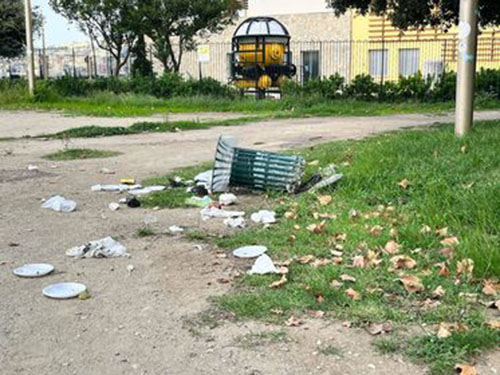 Castel dell’Ovo riapre al pubblico e Villa Comunale si riempie di rifiuti