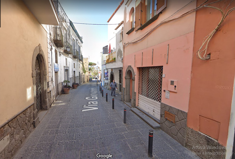 Bambino miracolato a Forio, finisce sotto un’auto in cammino. Illeso (video)