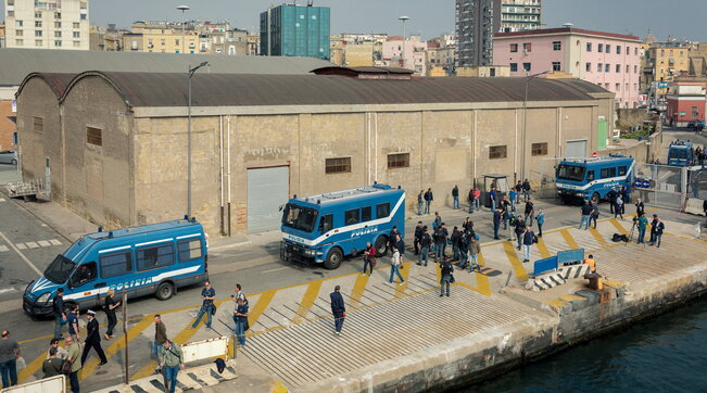 Porto di Napoli: aggredisce una poliziotta per abusare di lei. Arrestato