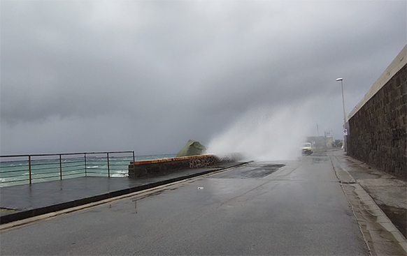 Violenta mareggiata colpisce le coste isolane, a Forio chiusa via Giovanni Mazzella per il crollo del costone (video)