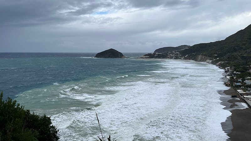 E’ sempre la Baia dei Maronti a regalare le immagini più suggestive del maltempo