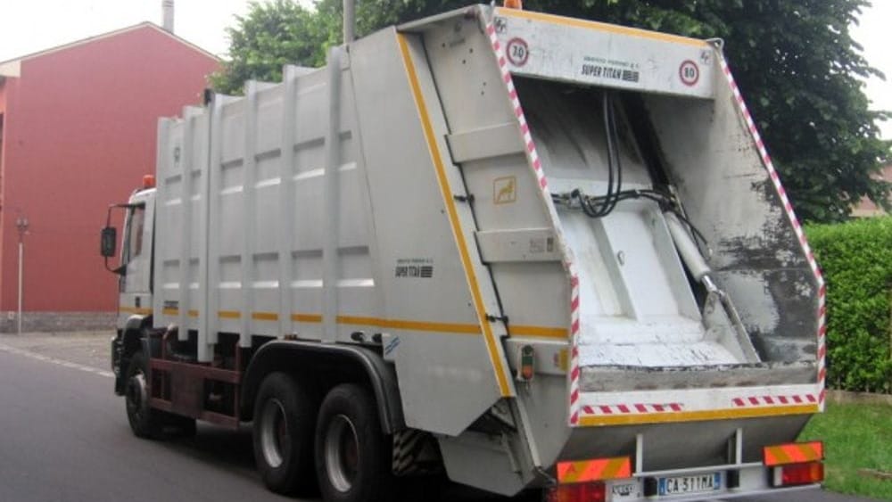 Ruba un camion dei rifiuti e poi si schianta contro un muro. 24enne arrestato dai carabinieri