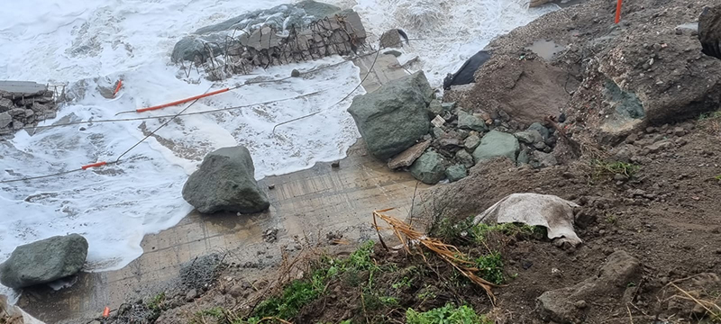 Crolla parte del muraglione costruito da città Metropolitana nel comune di Forio (video)