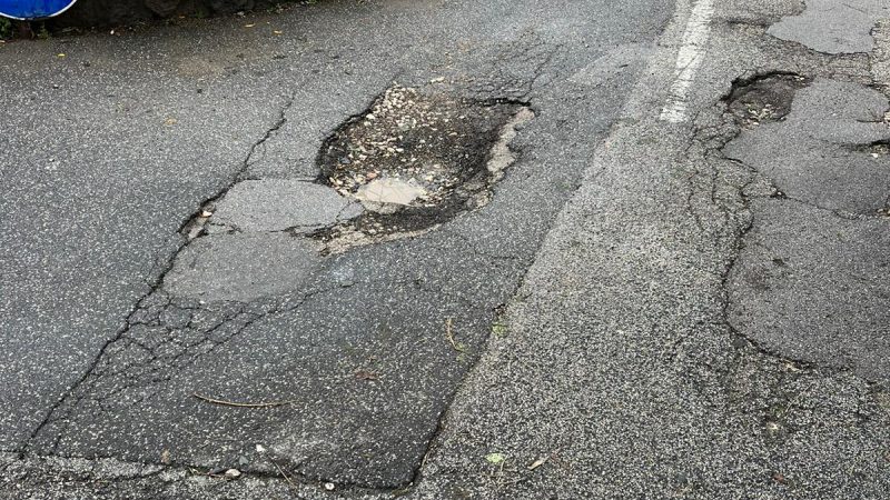 Tra buche e auto parcheggiate ovunque il centro di Barano è nel caos
