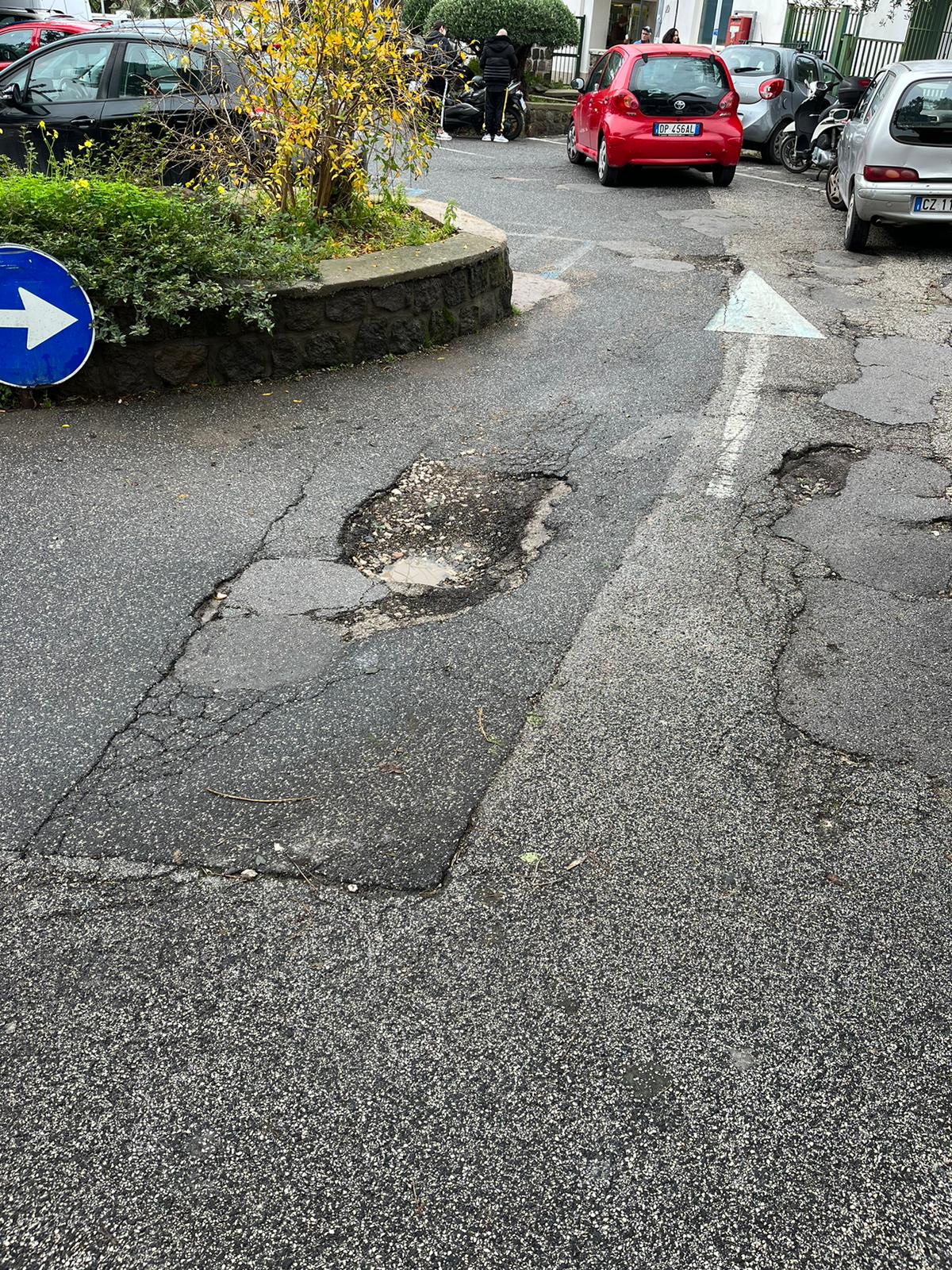 Tra buche e auto parcheggiate ovunque il centro di Barano è nel caos