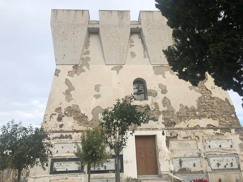 Lacco Ameno, il cimitero è in uno stato pietoso. Nemmeno ai morti si porta rispetto