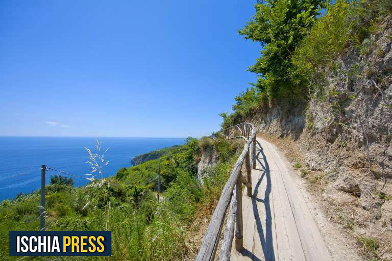 Sopra al Cretaio delle frane hanno bloccato il percorso naturalistico più gettonato dell’isola (video)