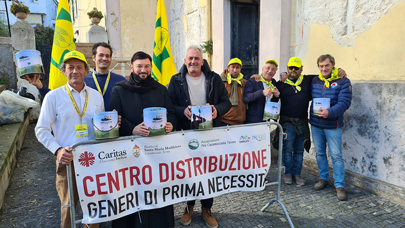 Casamicciola: Coldiretti Lombardia dona 250 panettoni consegnate stamattina le confezioni speciali degli Alpini