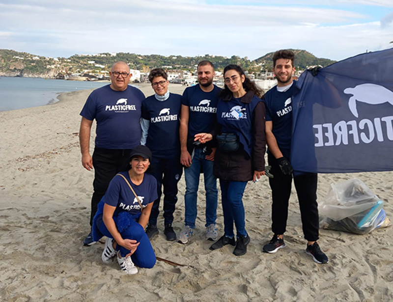 Plastic Free a Forio, tolti 600 chilogrammi rifiuti dalla spiaggia della Chiaia