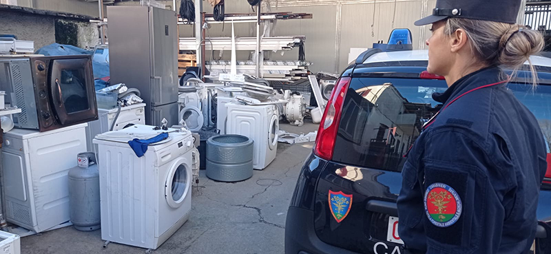 Castellammare di Stabia: cimitero di rifiuti a pochi metri dal fiume Sarno. Carabinieri sequestrano 400 mq