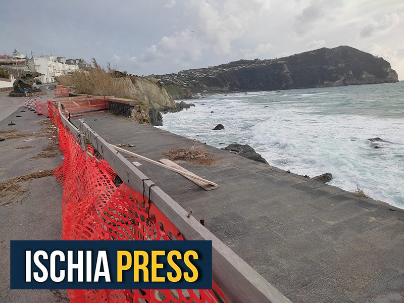 Forio, crollano nella notte altri 10 metri di costone e muretto a via Giovanni Mazzella (video)