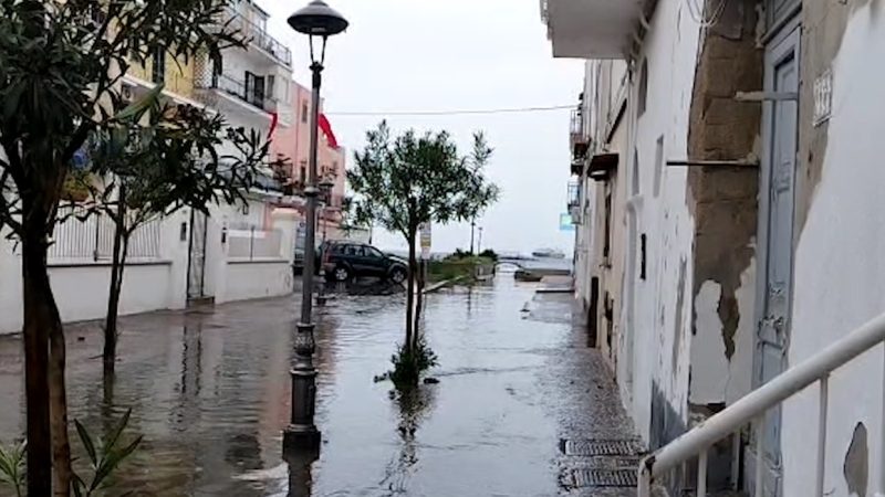Ischia, completamente allagate le traverse di via Roma: enormi disagi per i cittadini (video)