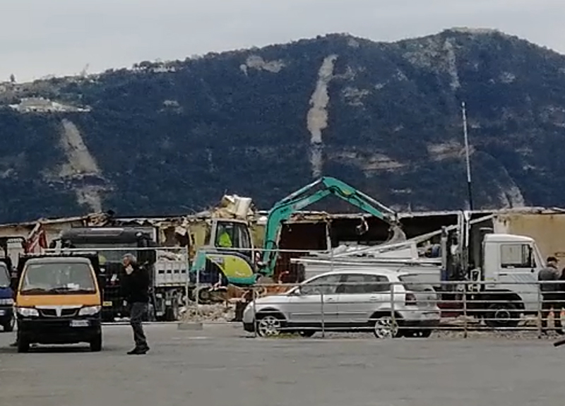 Forio, iniziata la demolizione del ristorante “Lo scoglio degli Innamorati”