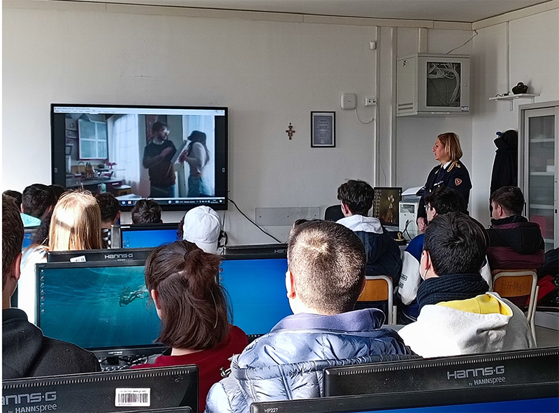 Polizia di Stato: Progetto “Incroci”. Muoversi in sicurezza su strada, ferrovia e web