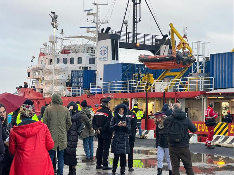 Fermati a Napoli tre extracomunitari indiziati per favoreggiamento all’immigrazione clandestina