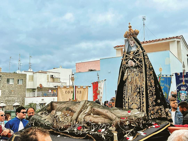 La suggestiva festa dell’Addolorata a Forio (video)