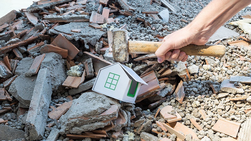 Abusivismo edilizio. A oltre 100 giorni dalla frana, ancora opere realizzate senza autorizzazioni. Due denunce dei Carabinieri