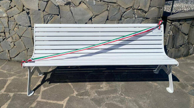 Napoli: domani, venerdì 10 marzo, installazione della “panchina bianca”