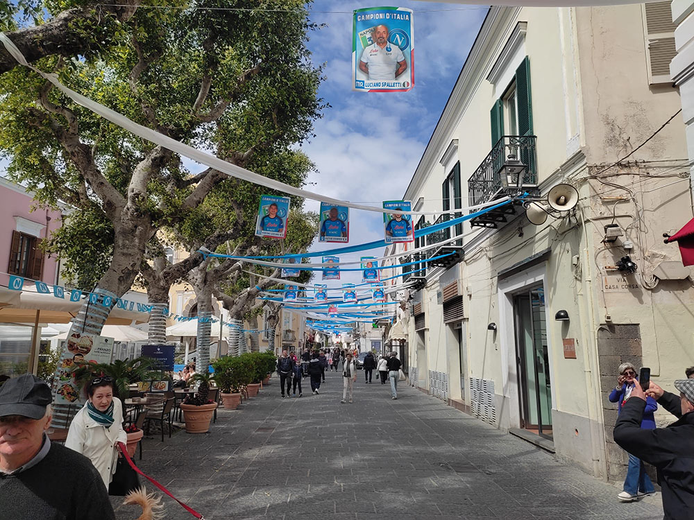 Forio si prepara per la festa scudetto, il comune è tutto azzurro