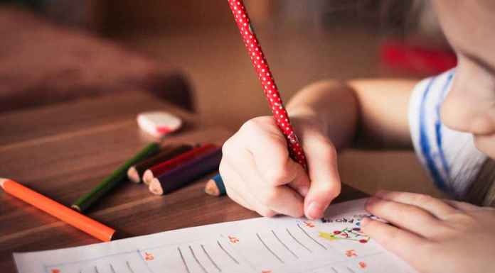 Genitori vs Maestre: i compiti a casa sono troppi, i bambini hanno il diritto di giocare o fare sport