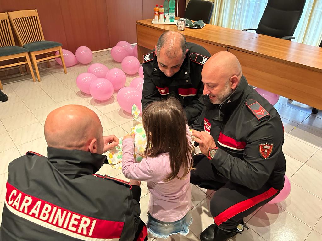 CASTELLO DI CISTERNA: Un peluche e l’abbraccio dell’Arma dei Carabinieri per la piccola Viky