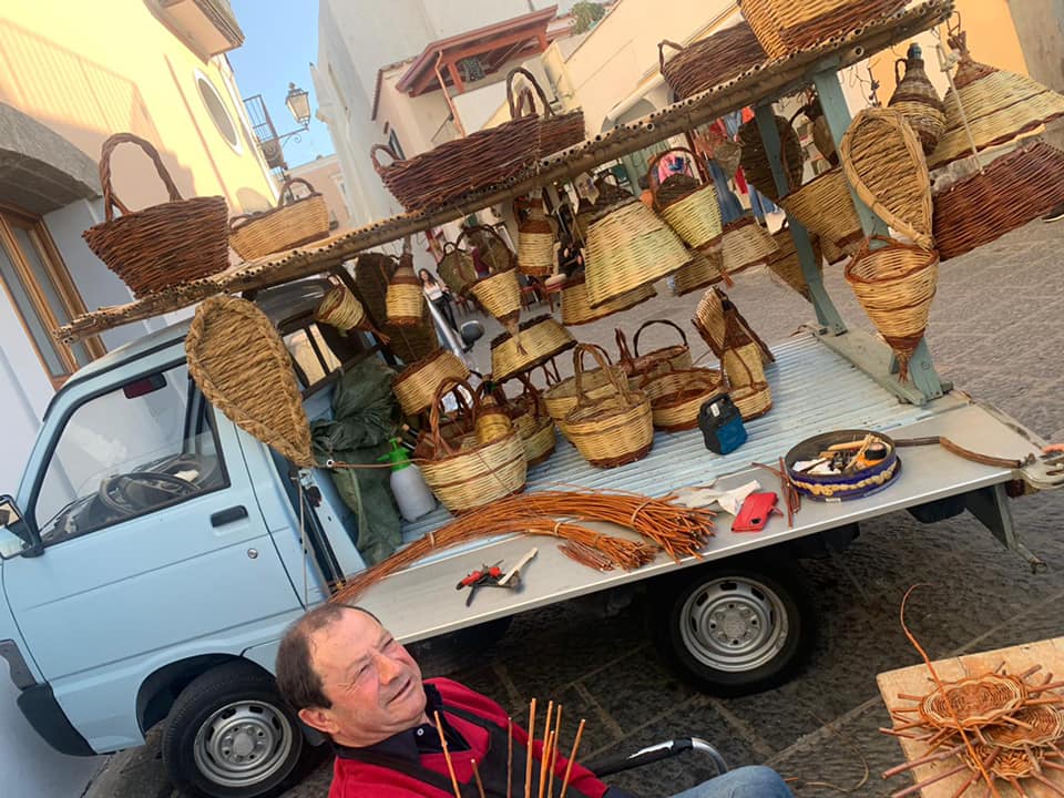 Vito Nicolella, l’ultimo artigiano impagliatore a km0