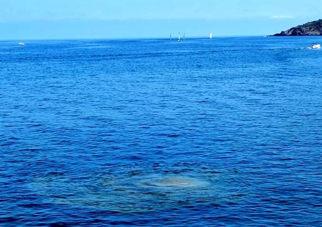 Quella fogna sgorga a mare da almeno 10 giorni. Il municipio di Forio è a due passi