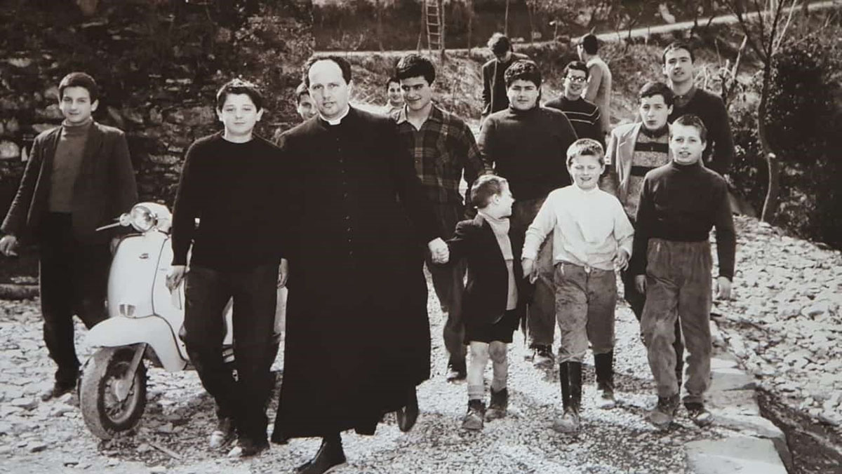 CONVENEVOLI. Avete presente due persone, amici o parenti che si incontrano dopo tanto tempo?