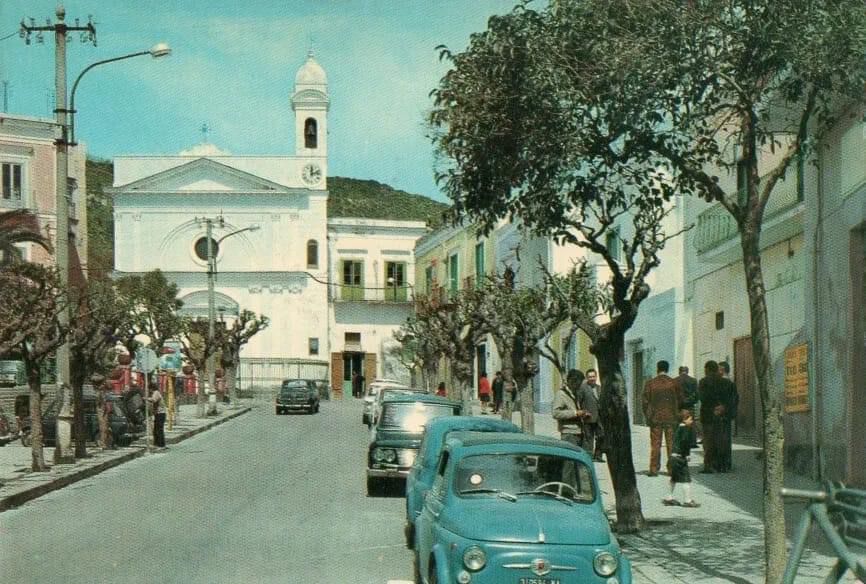 Tutto il fascino di Piazza San Rocco in una cartolina degli Anni ’60 dal sapore d’antan
