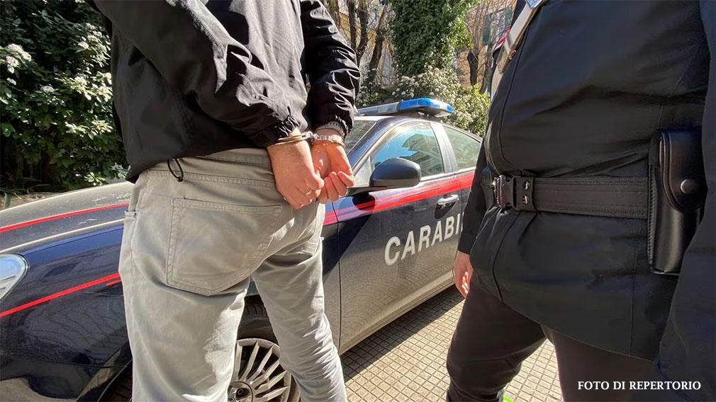 NAPOLI. VESSA IL FIGLIO PER IL SUO ORIENTAMENTO SESSUALE, 48ENNE ARRESTATO DAI CARABINIERI