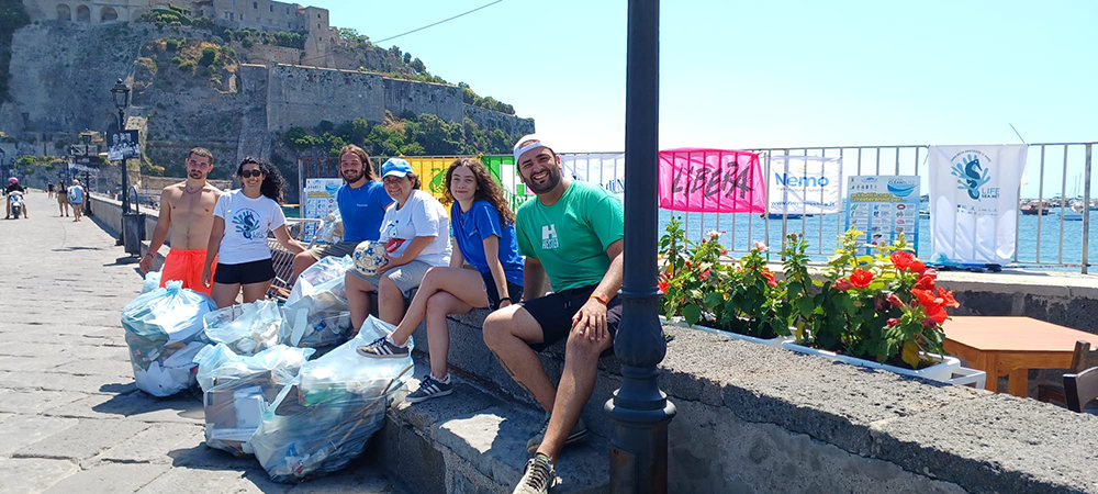 ISCHIA, 5 QUINTALI DI RIFIUTI DOPO LA FESTA DI SANT’ANNA: CON L’AREA MARINA PROTETTA RIPULITA LA BAIA DI CARTAROMANA