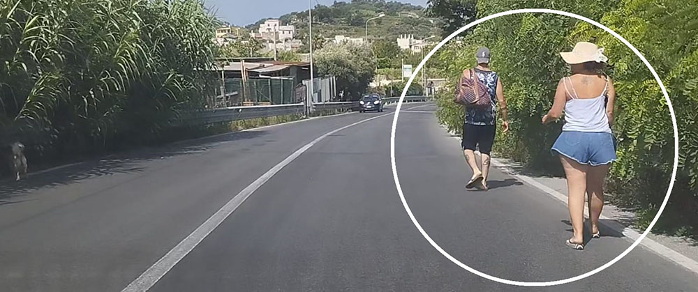 A PANZA LE ERBACCE IN CURVA INVADONO VIA MARIO D’AMBRA E I PEDONI RISCHIANO LA VITA