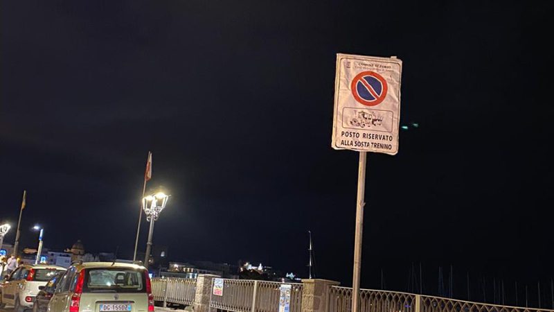 Forio. Per il trenino tolti tre posti auto per disabili