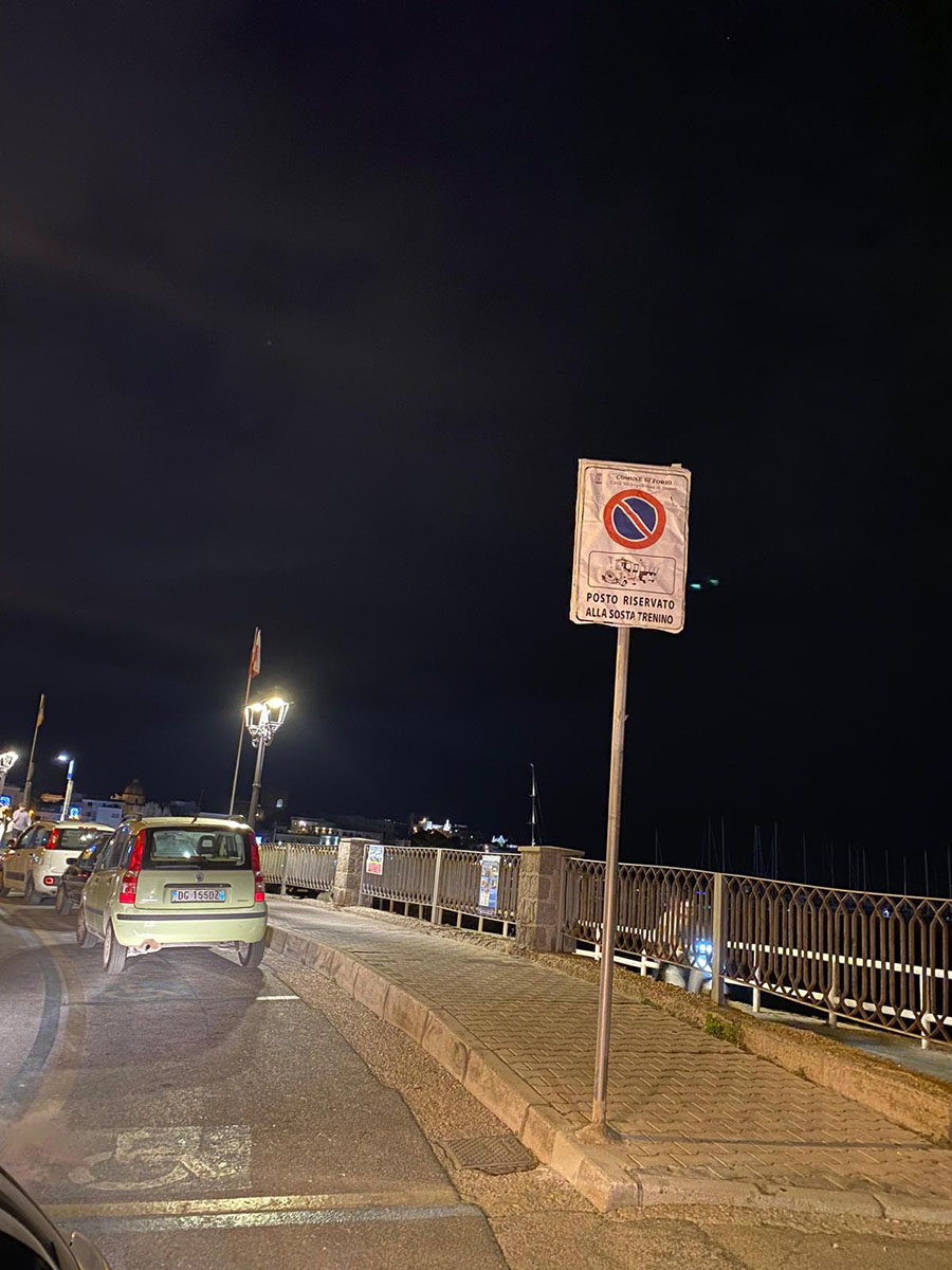 Forio. Per il trenino tolti tre posti auto per disabili