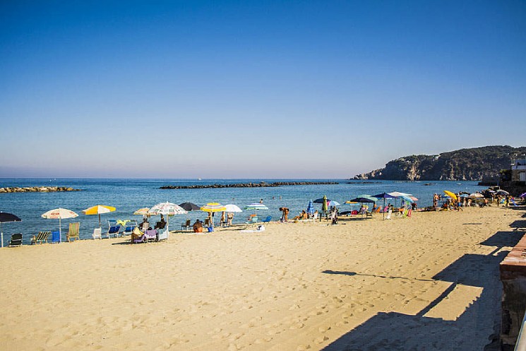 HO RISCHIATO DI MORIRE A MARE. LA LETTERA DI UN TURISTA CHE HA SOGGIORNATO A FORIO